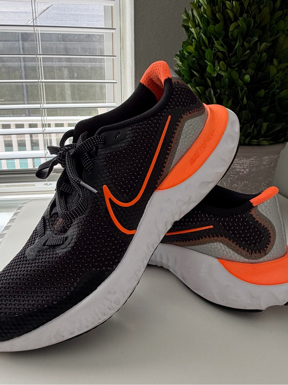 Nike Renew Run GS Black Total Orange Running Sneakers Size 5Y